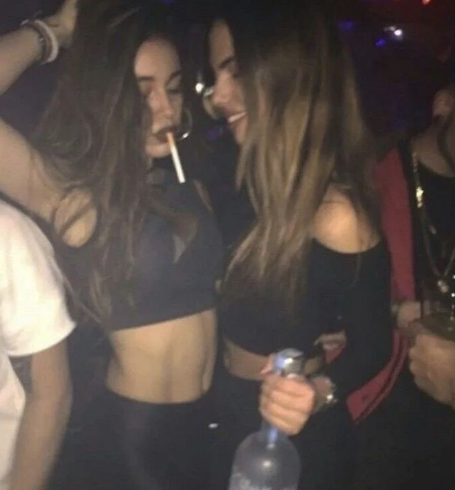 Девушка в клубе селфи