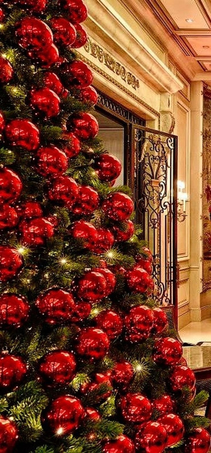 Красивые елки с красными и золотыми шарами
