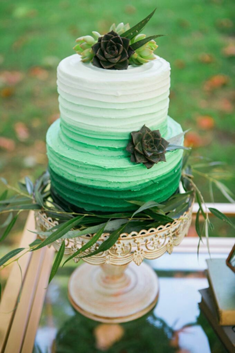 Свадебный торт двухъярусный изумрудного цвета