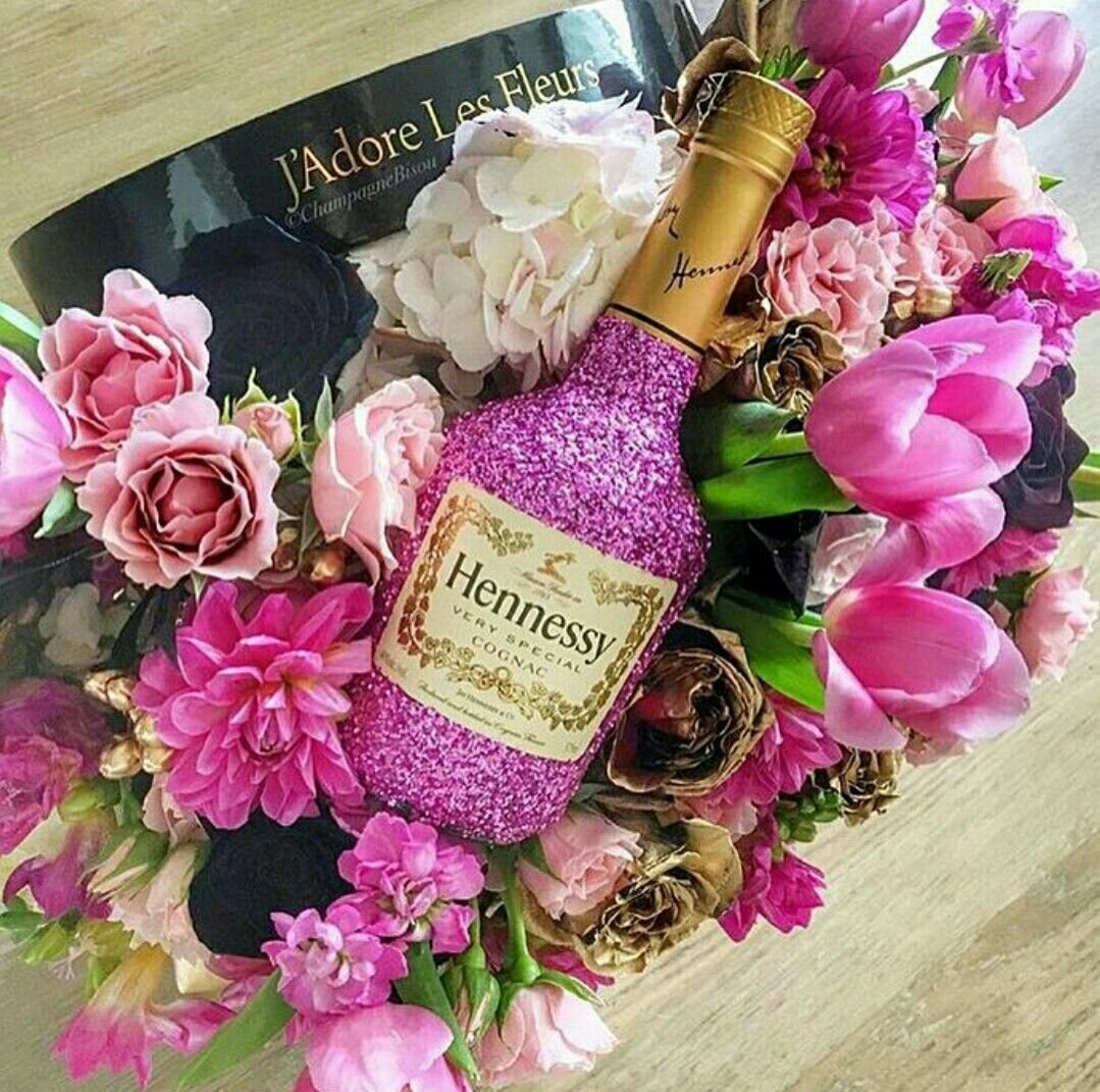 Шампанское и розы 88 глава. Цветы и шампанское. Букеты цветов и шампанского. Красивый букет цветов с шампанским. Букет с бутылкой шампанского.