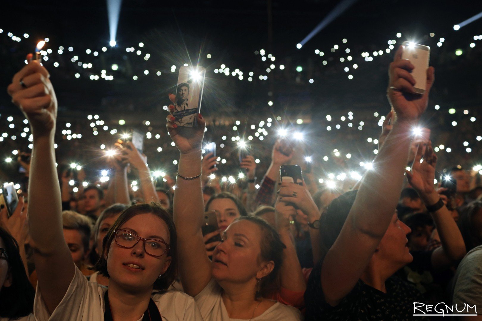 Видео шоу на телефон. Толпа с фонариками. Фонарики на концерте. Много людей с фонариками. Люди с ЗАЖИГАЛКАМИ на концерте.