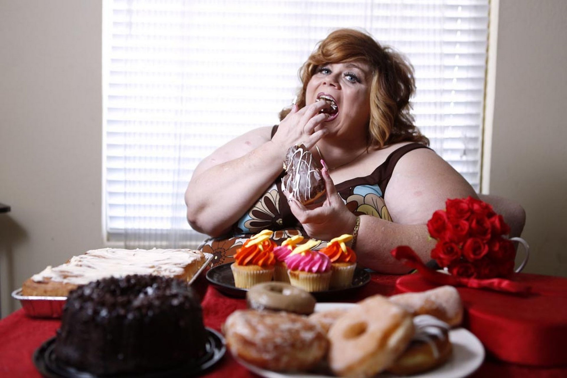 Толстуха подруга толстуха. Толстушка с едой. Толстая девушка ест.
