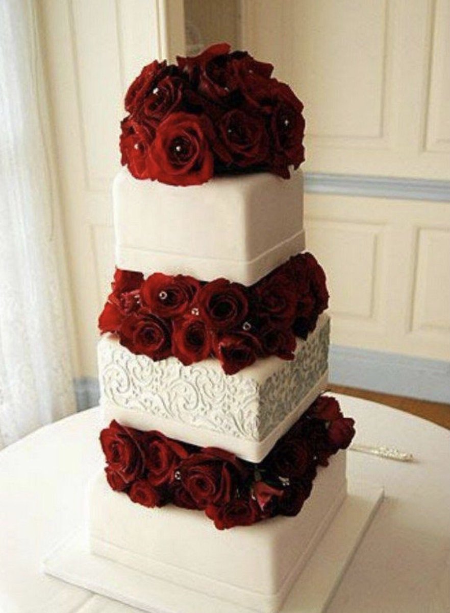 Торт в красно белом цвете