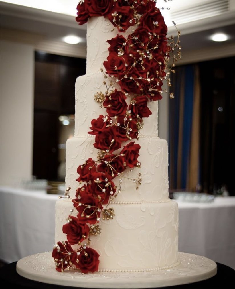 Свадебный торт с красным декором