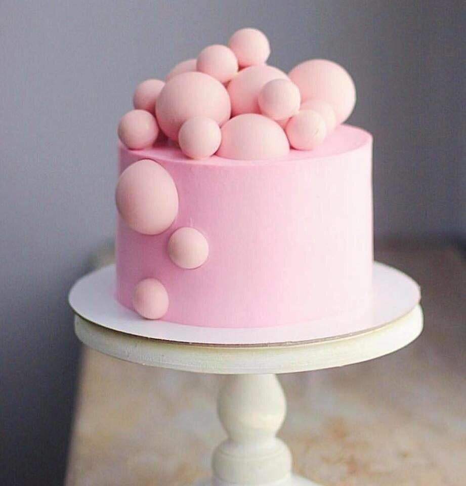 Розовый торт с шоколадными шариками