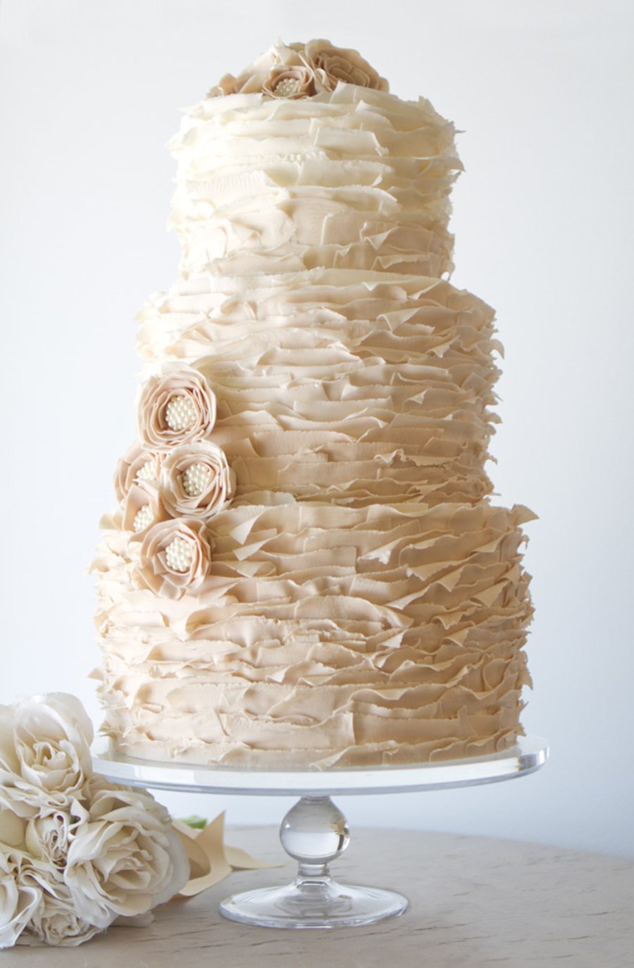 Свадебный торт в бежевом цвете