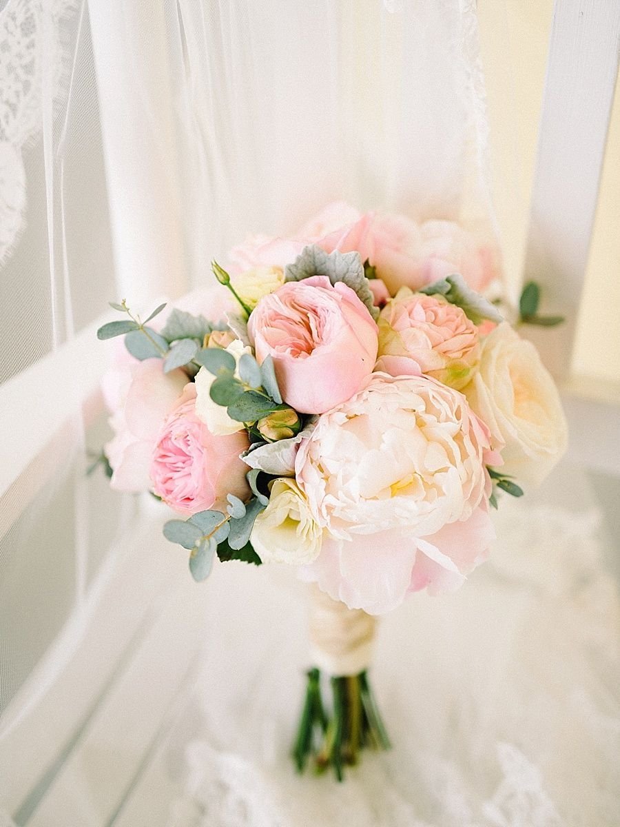Свадебный букет из пионов и роз