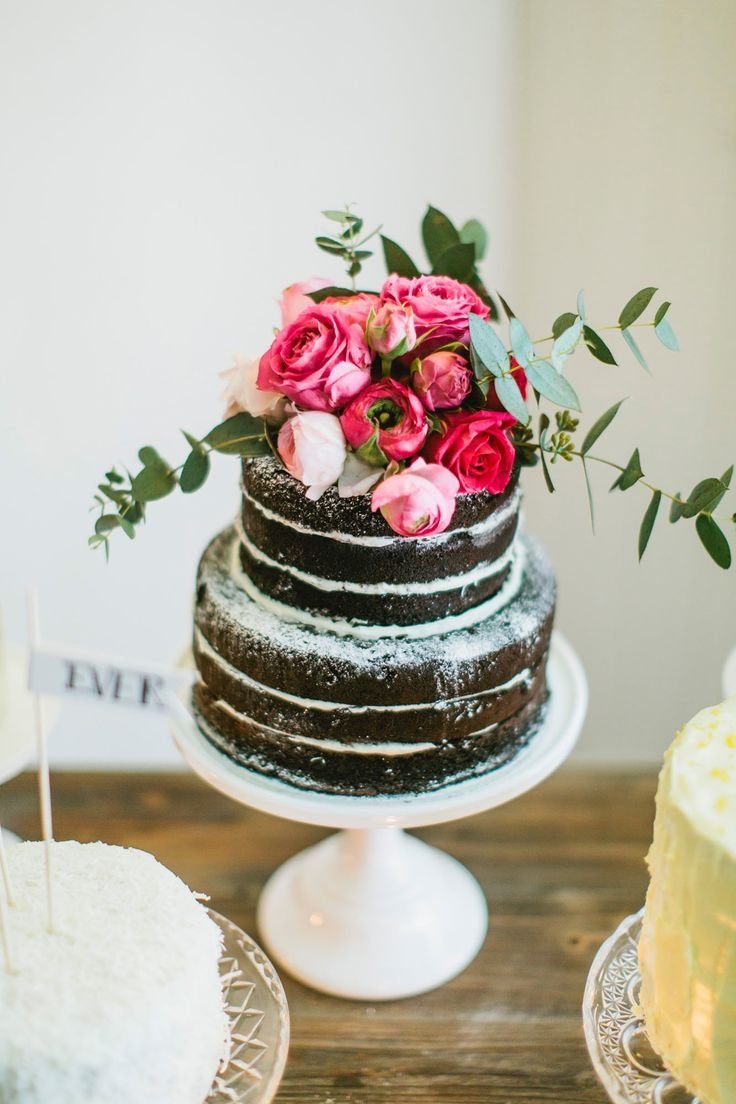 Двухъярусный торт с розами живыми