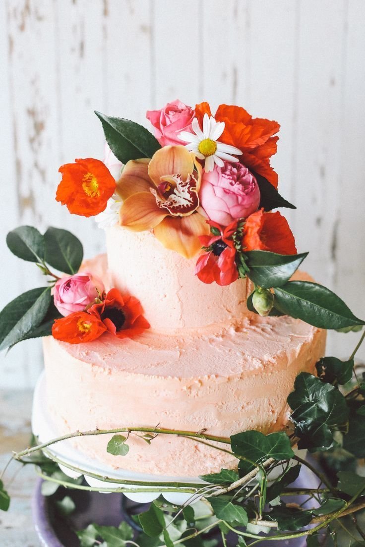 Торт с живыми цветами и фруктами
