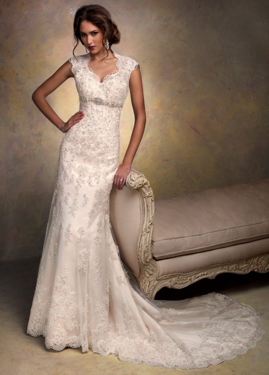 Кружевное свадебное платье с вырезом