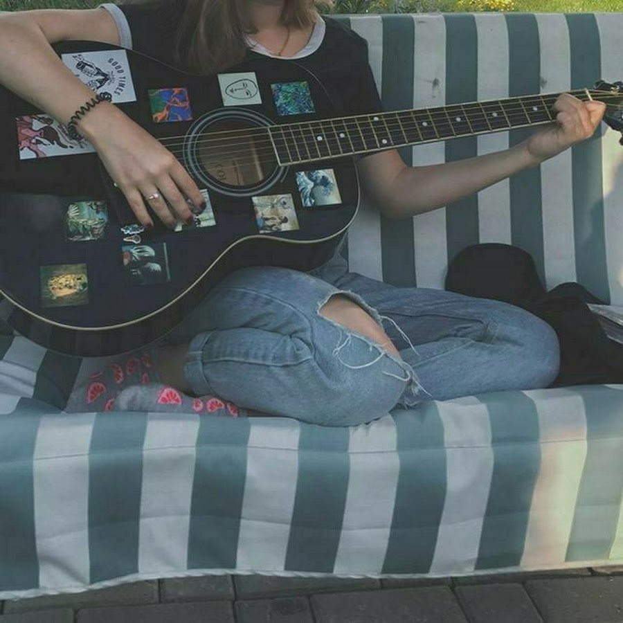 Девушка с гитарой Эстетика