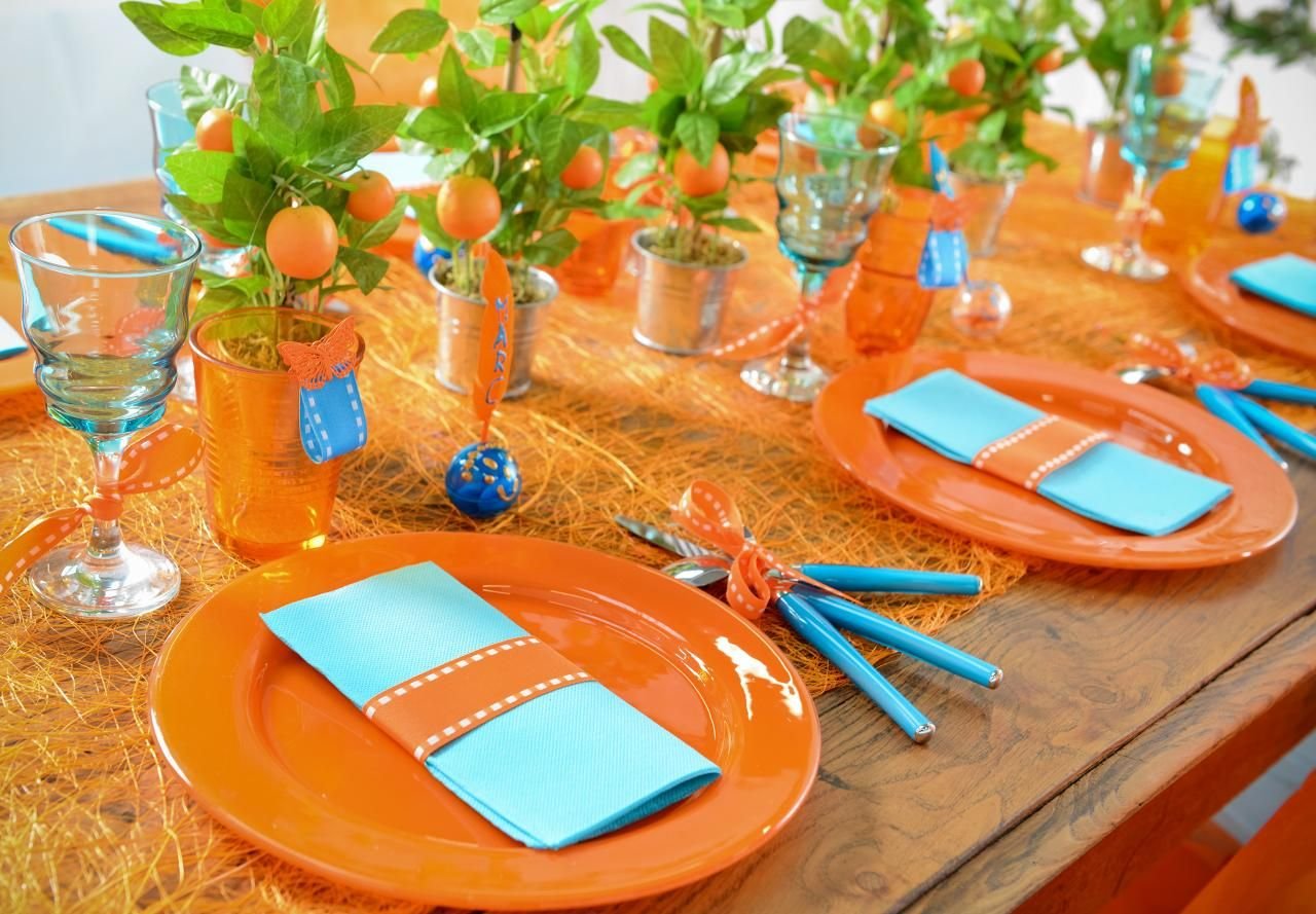 Оранжевый столик. Сочетание цветов в сервировке стола. Сервировка в оранжевых тонах. Украшение стола в оранжевом цвете. Сервировка в оранжевом цвете.