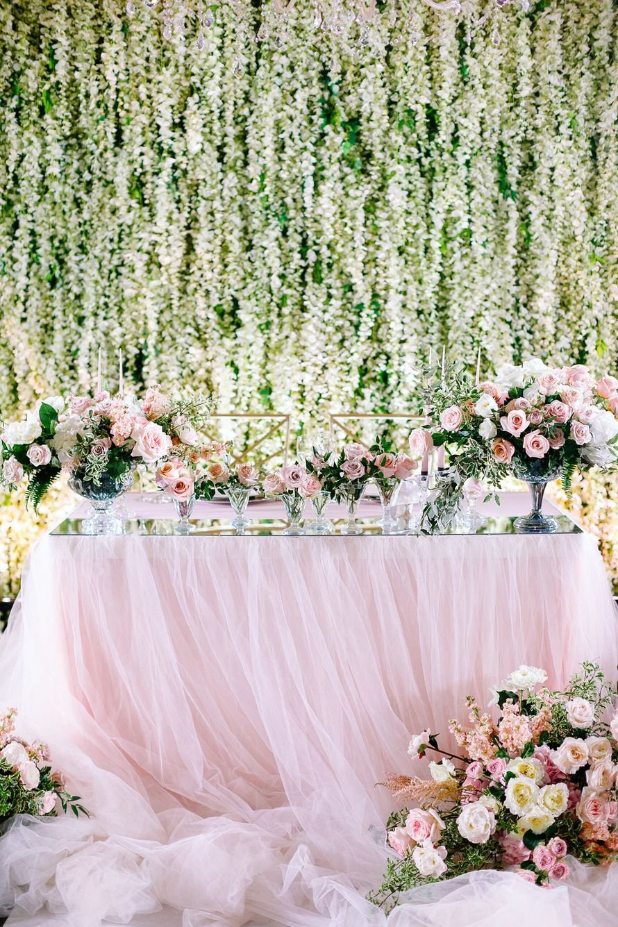 Горчичный свадебный стол