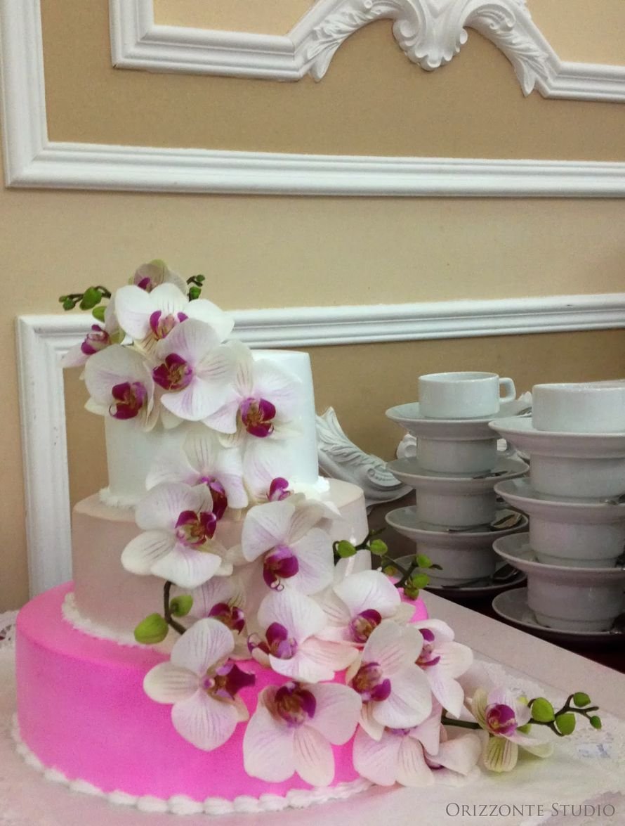 Белый свадебный торт с орхидеями