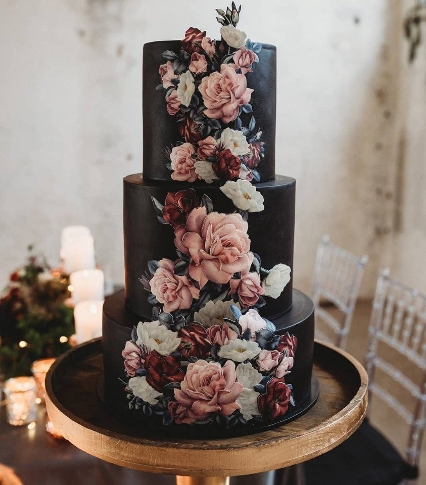 Свадебный торт в темных тонах