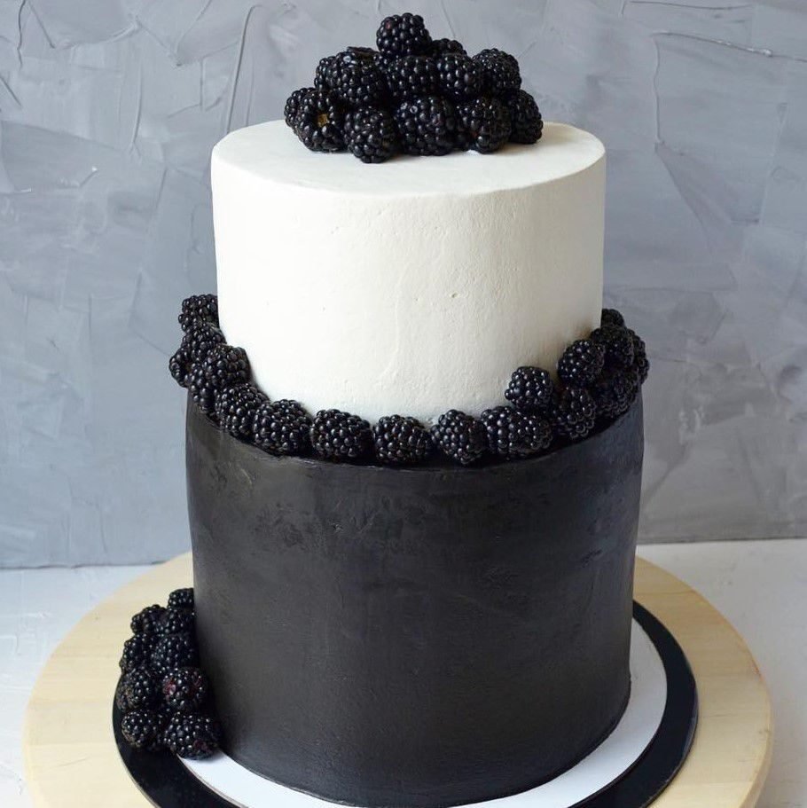 Двухъярусный торт черно белый