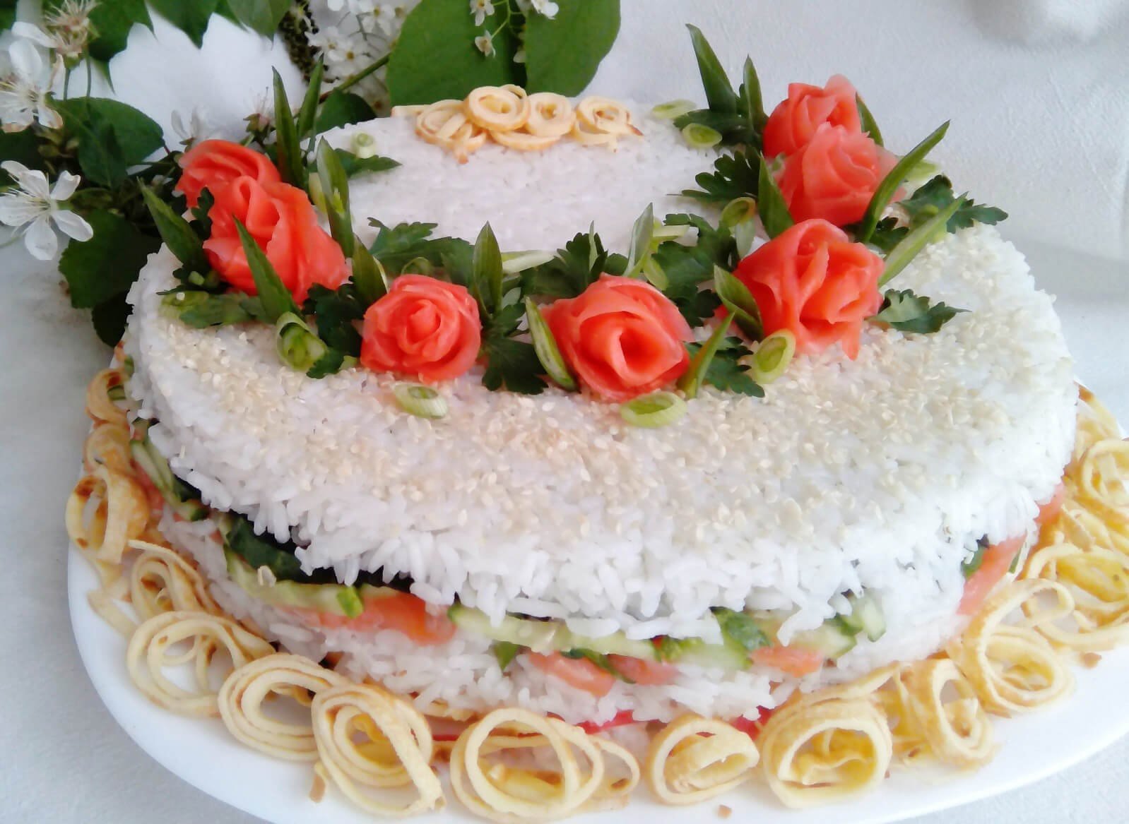 Торт с красной рыбой и творожным. Закусочный торт суши. Украшение салатов на свадьбу.