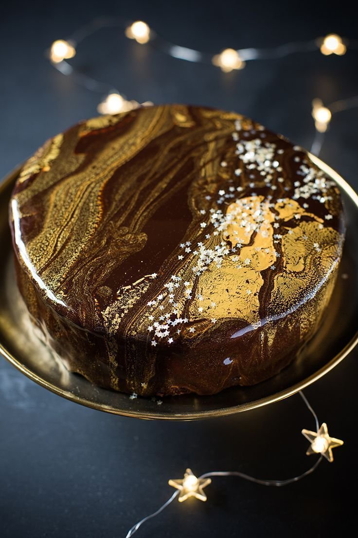 Шоколадный торт с золотом