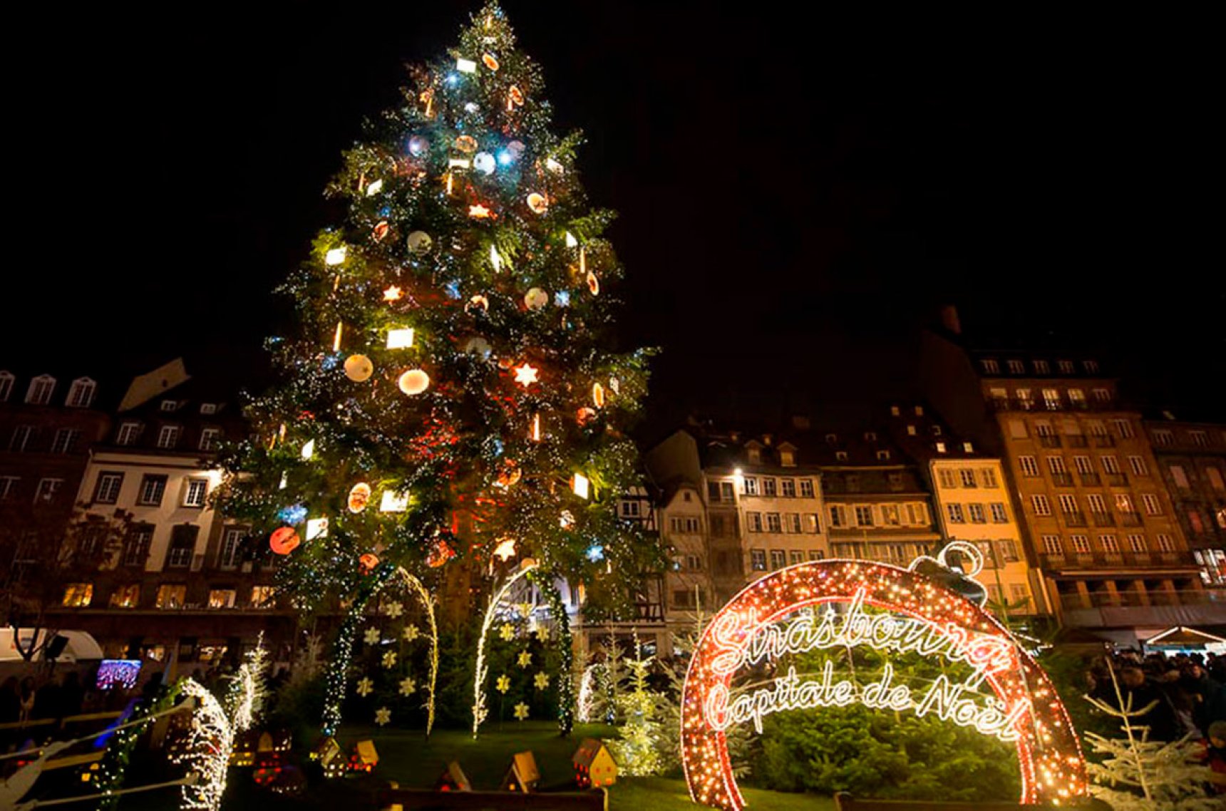 Родина рождественских елок. Рождественский Страсбург. 1775 Елка Страсбург. Страсбург столица Рождества. Страсбург Новогодняя елка.
