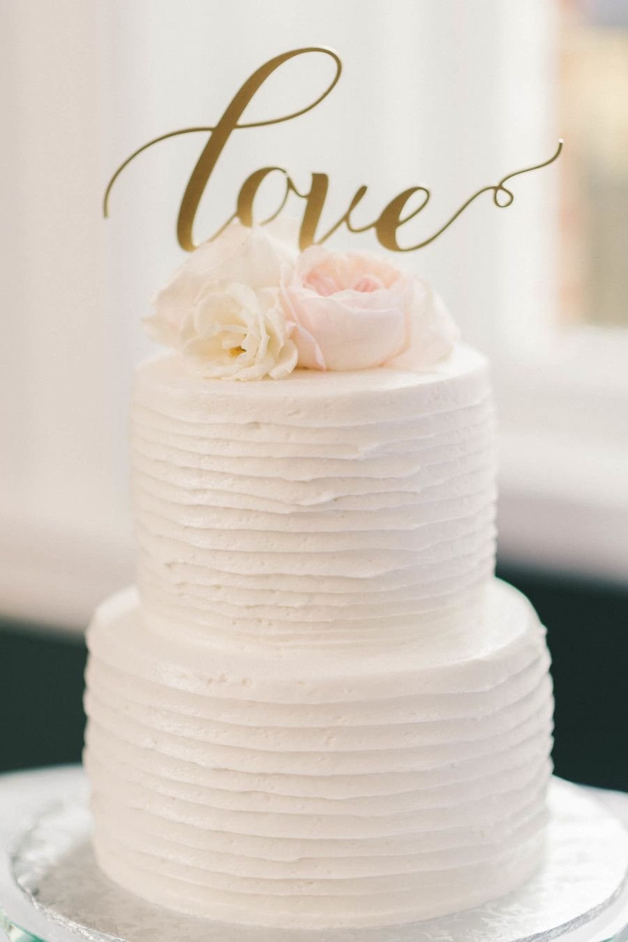 Белый торт на свадьбу с инициалами