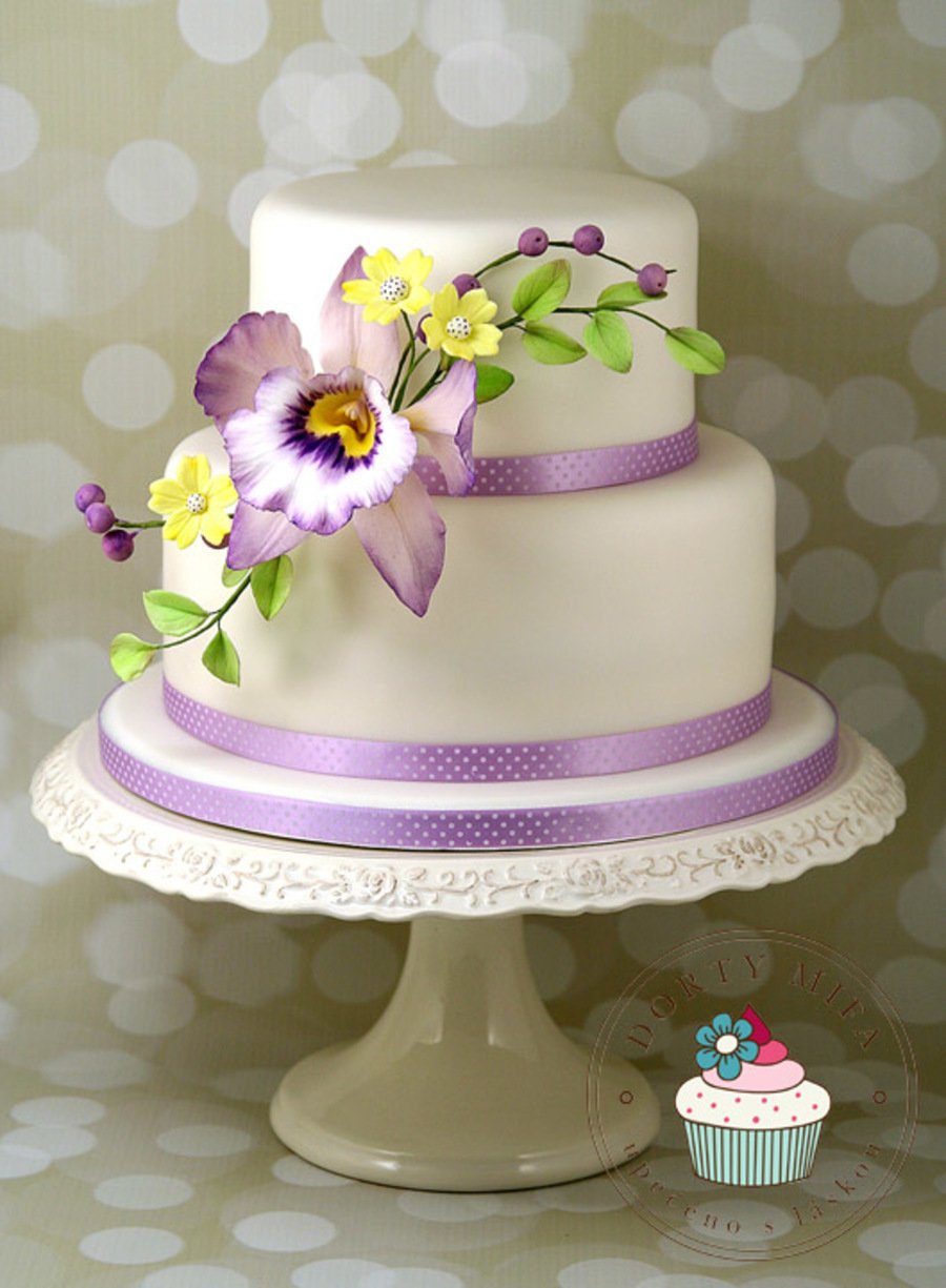 Торт с фиолетовыми орхидеями