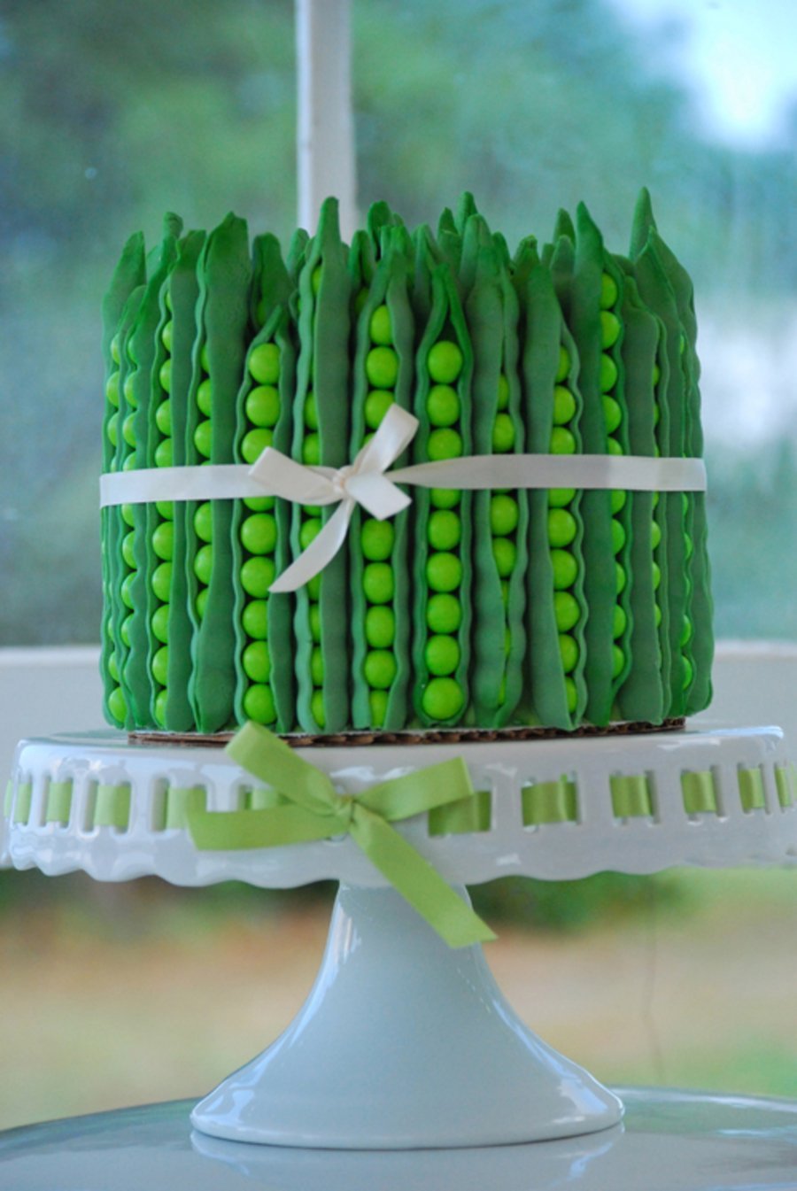 Торт с зеленым декором