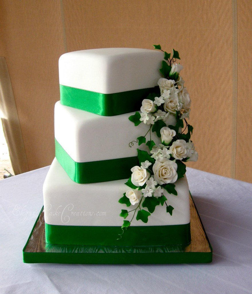 Свадебный торт изумрудного цвета
