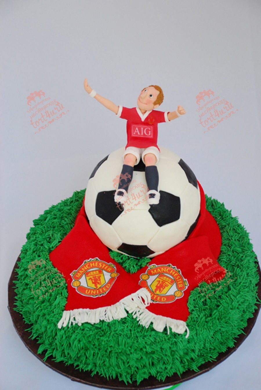 Торт с футбольной тематикой красный
