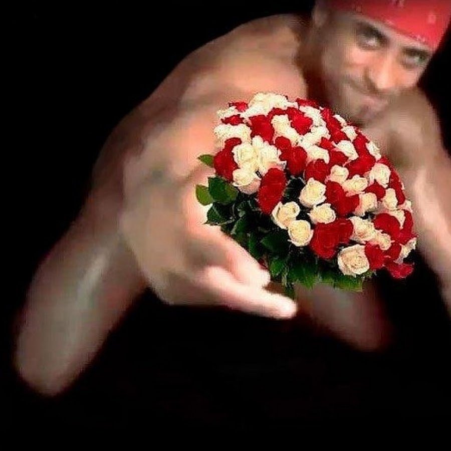 Рикардо Милос дарит цветы