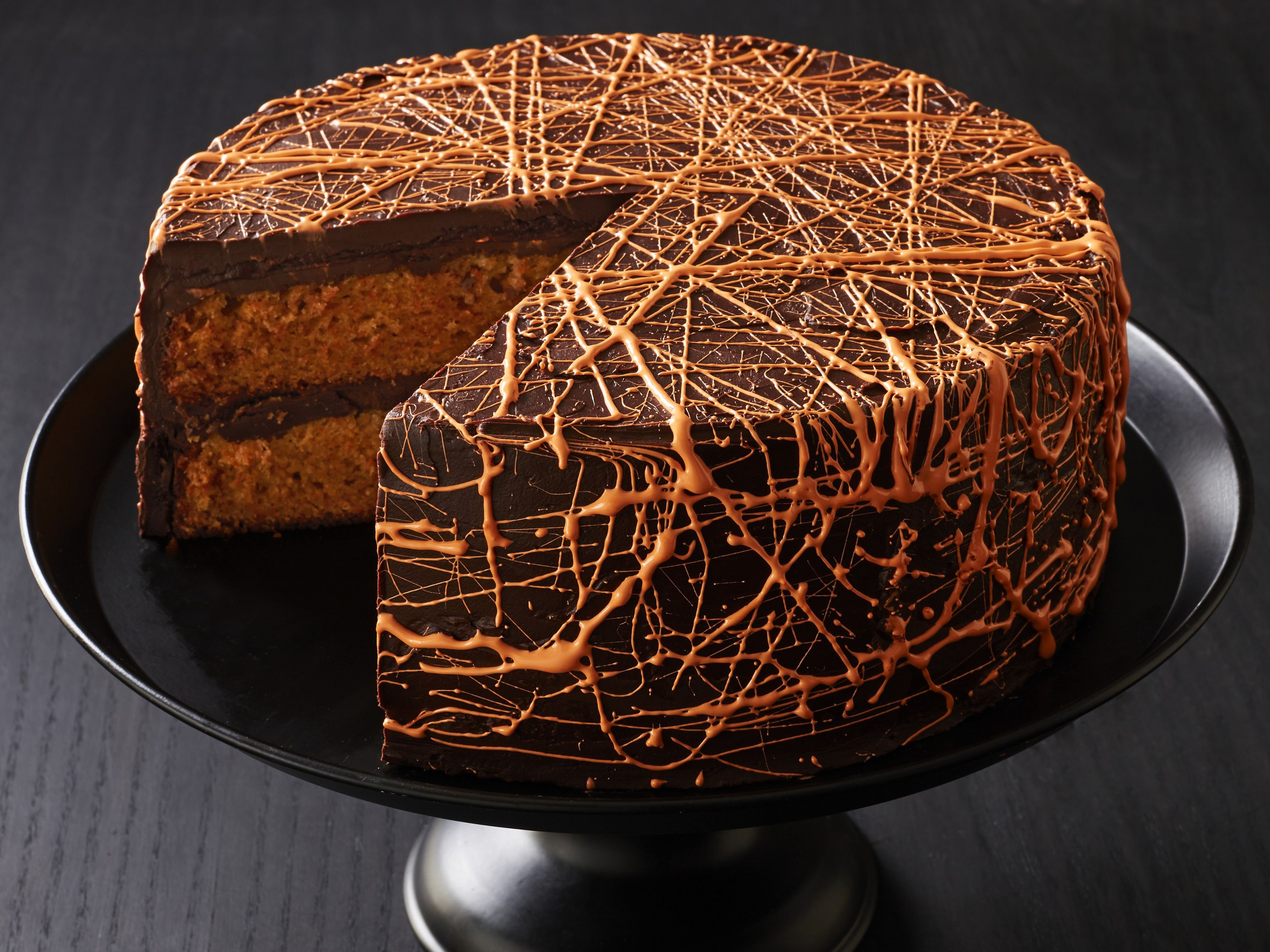 Большой круглый торт. Шоколадно морковный торт. Торт с шоколадным декором. Украшение шоколадного торта.