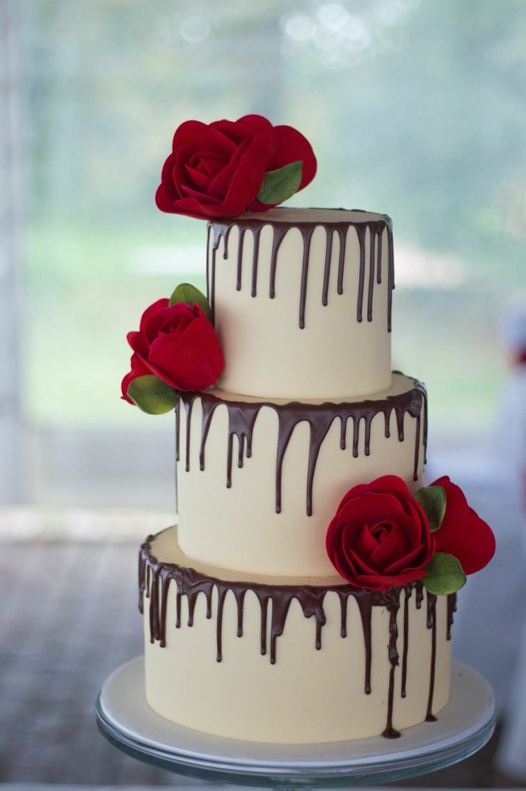 Свадебный торт с шоколадными подтеками