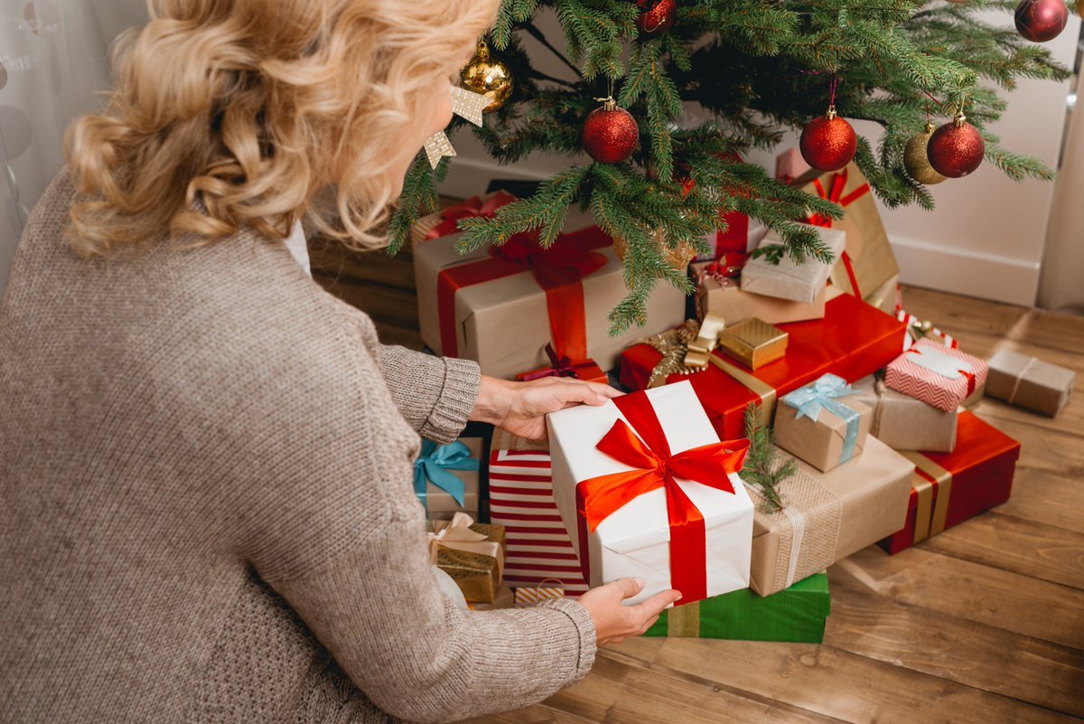 Рождество дарит подарки. Подарки под ёлкой. Подарок на новый год с елкой. Подарочки под елочкой. Коробки с подарками под елку.