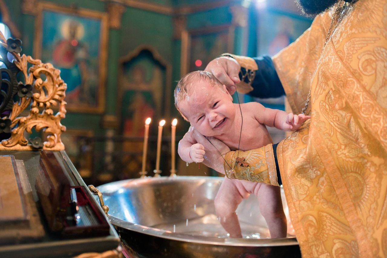 Можно крестить ребенка некрещеной. Крещение младенца. Фотосессия крещения ребенка. Крещение картинки для детей. Крещение грудничка.