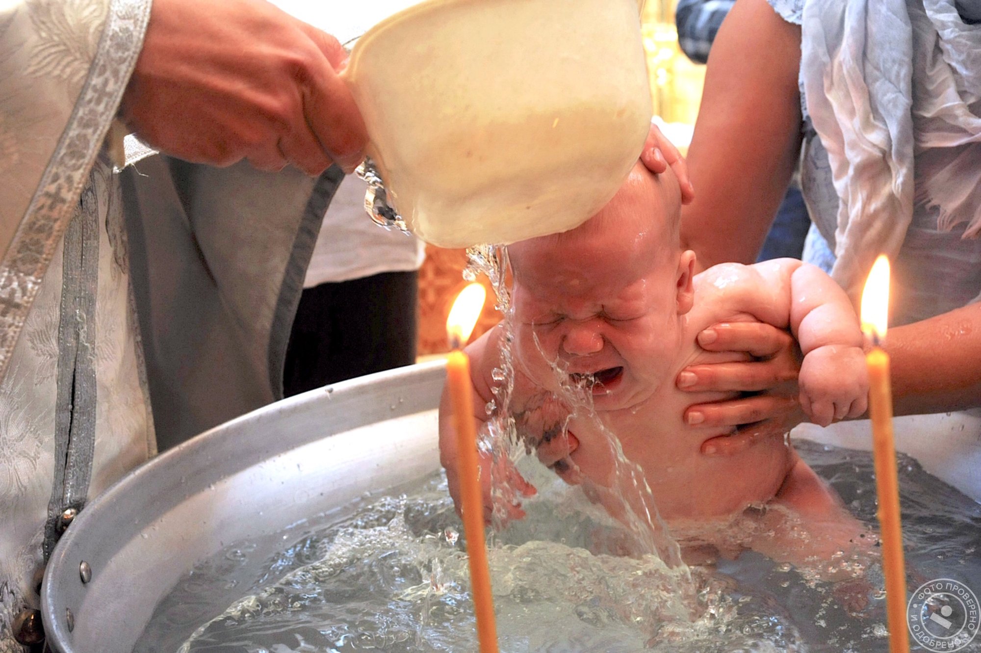 Можно ли крестить ребенка в мае. Крестить ребенка. Обряд крещения. Таинство крещения младенца. Крещение малыша.