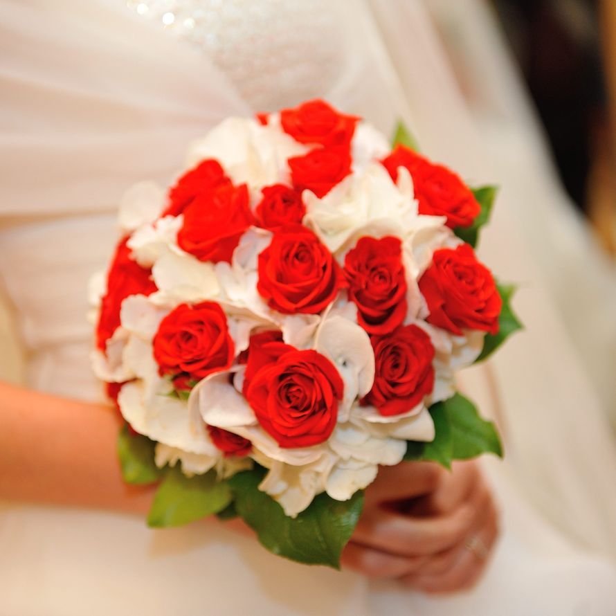 Фрезия белая и красные розы букет для невесты