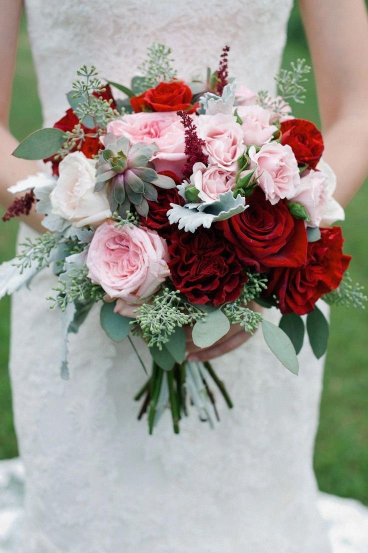 Букет невесты в красно белом цвете