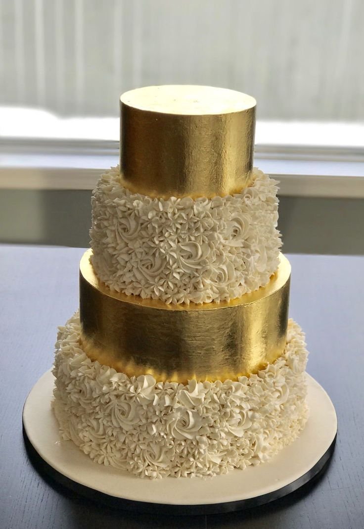 Красивый торт в золотистом