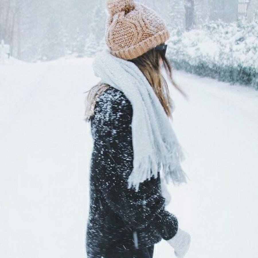 Девушка в пуховике зимой