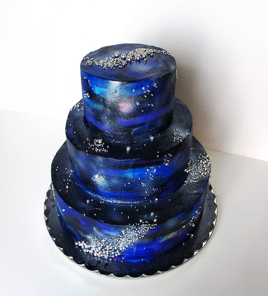 Украшение торта в синих тонах