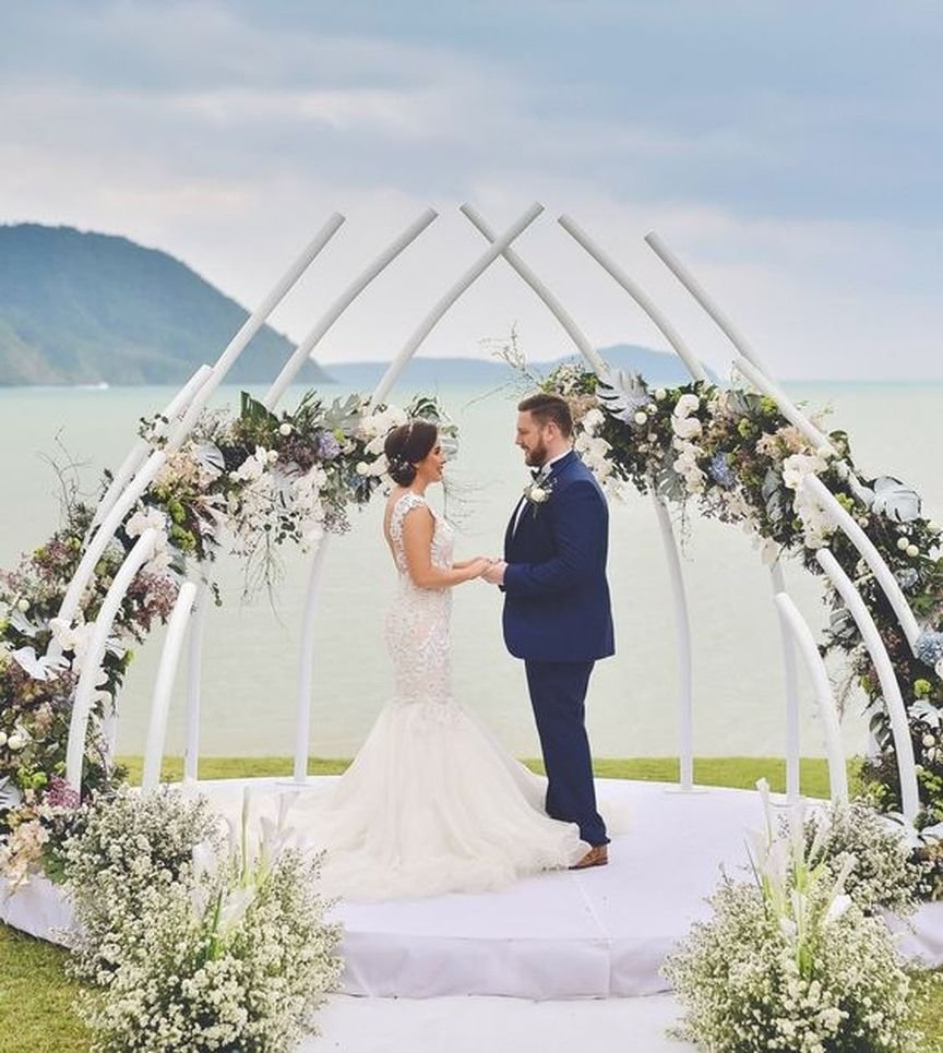 Свадебная арка в белом цвете