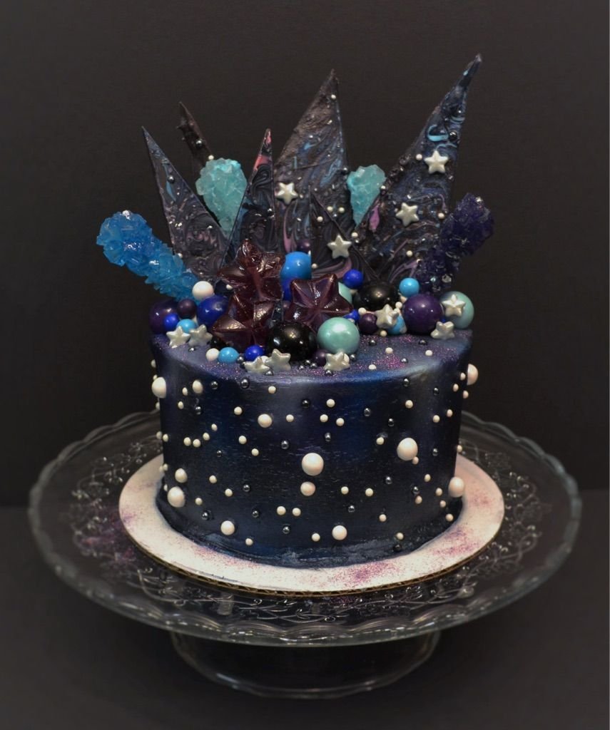 Черный торт с кристаллами
