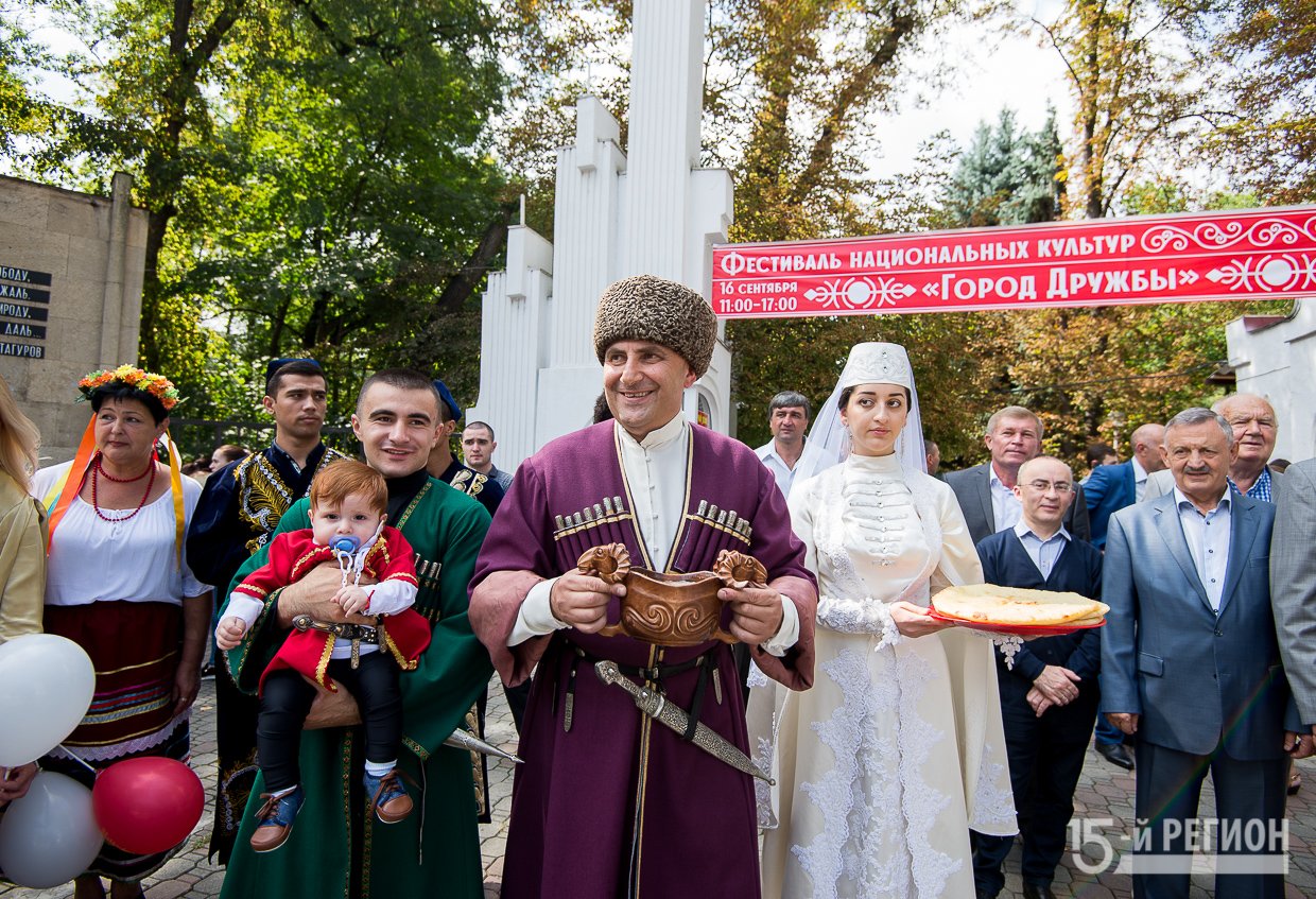 Праздник в осетии. День города Владикавказ. Владикавказ день города день Республики. День города Владикавказ концерт. День города Владикавказ 2022.