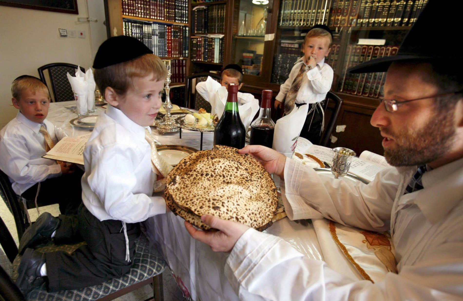 Еврейская пасха 2024г. Еврейская Пасха Маца. Маца кошерная. Еврейский хлеб Маца. Еврейский Пасхальный хлеб.