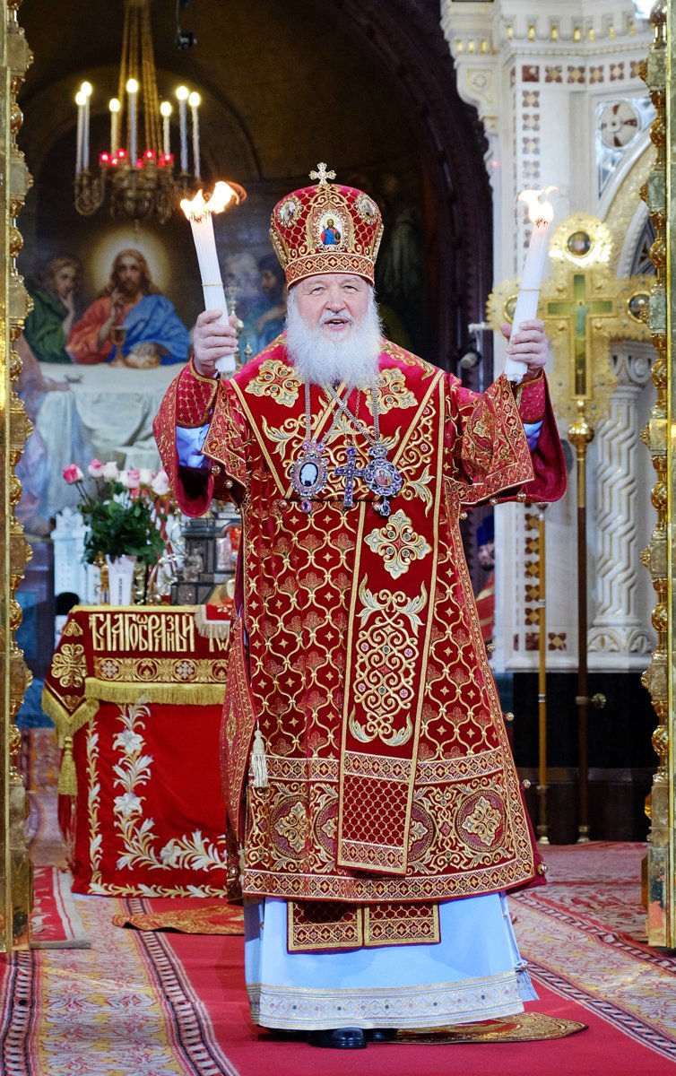 Святейший Патриарх Московский и всея Руси Кирилл в облачение