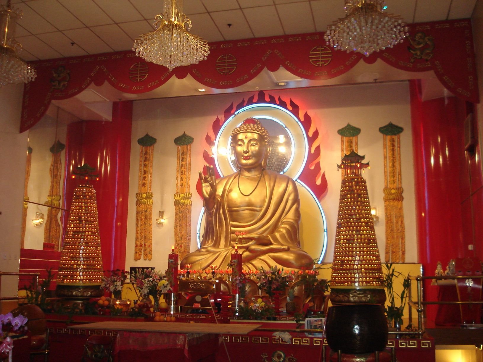 Махаяна это. Буддийский храм махаяна. Буддистский храм махаяна Чайнатаун. Хинаяна махаяна ваджраяна. Буддизм Тхеравада храм.