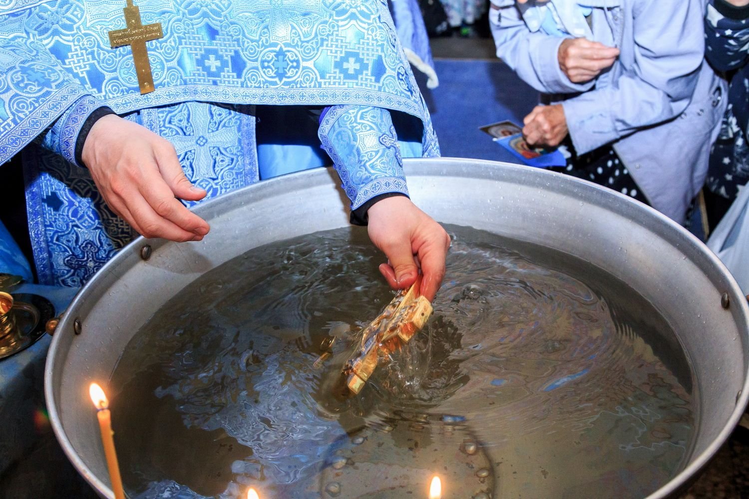 Песни святая вода. Освященная вода. Освящение воды. Святая вода на крещение. Освящение воды в храме.