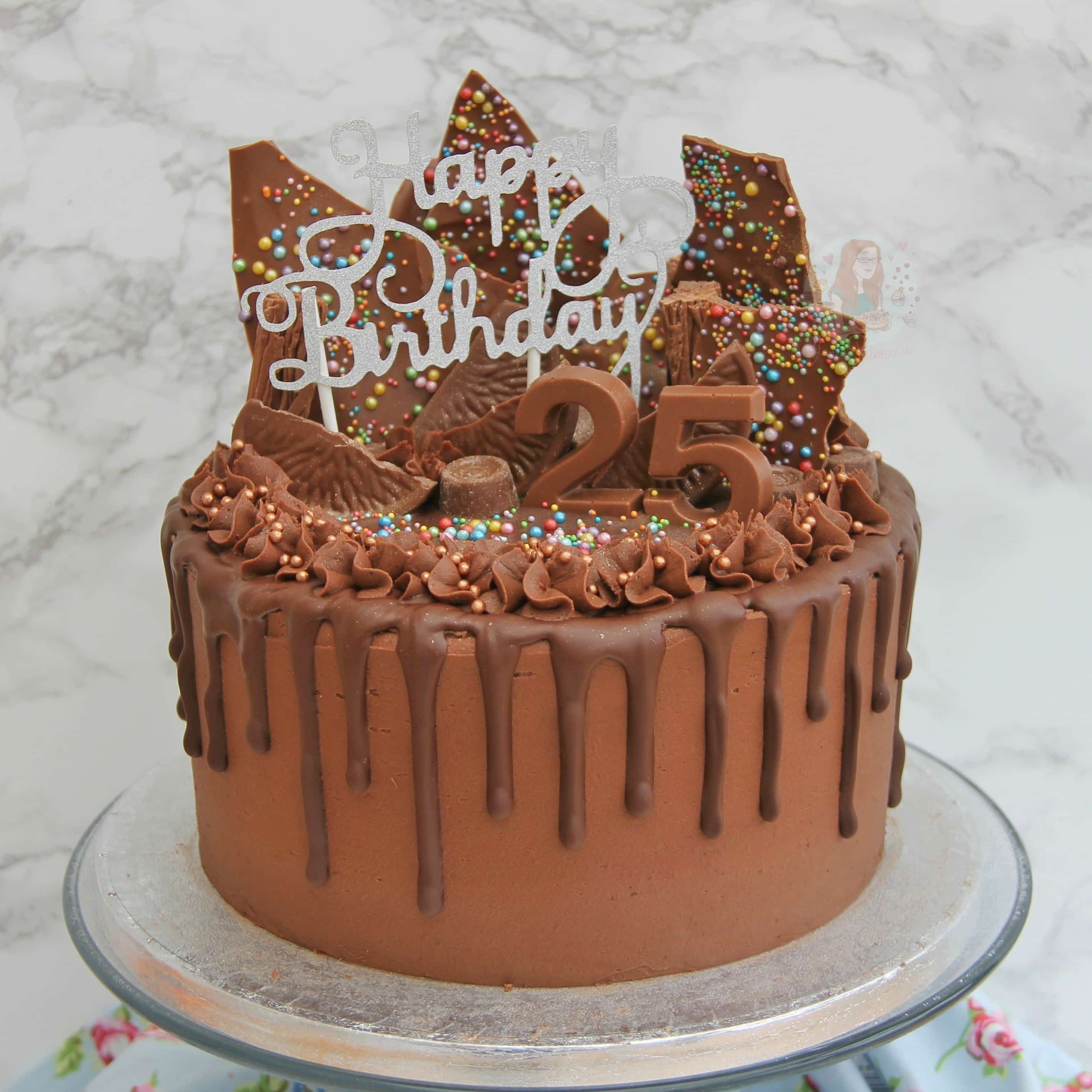 Торт на 25 мужчине. Торт с пряниками. Украшение шоколадного торта для мальчика. Украшение шоколадного торта пряниками. Тортик на 25 лет.