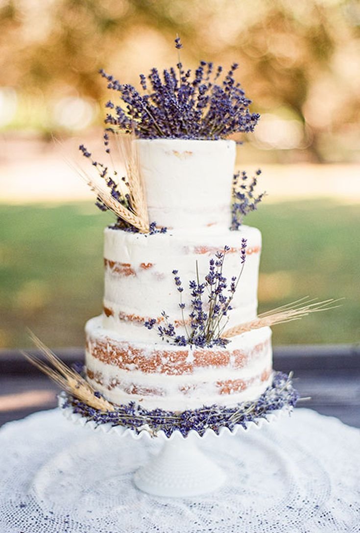 Свадебный торт с лавандой