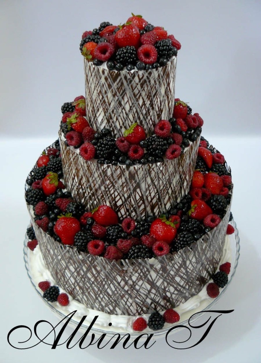Двухъярусный шоколадный торт украшение ягодами
