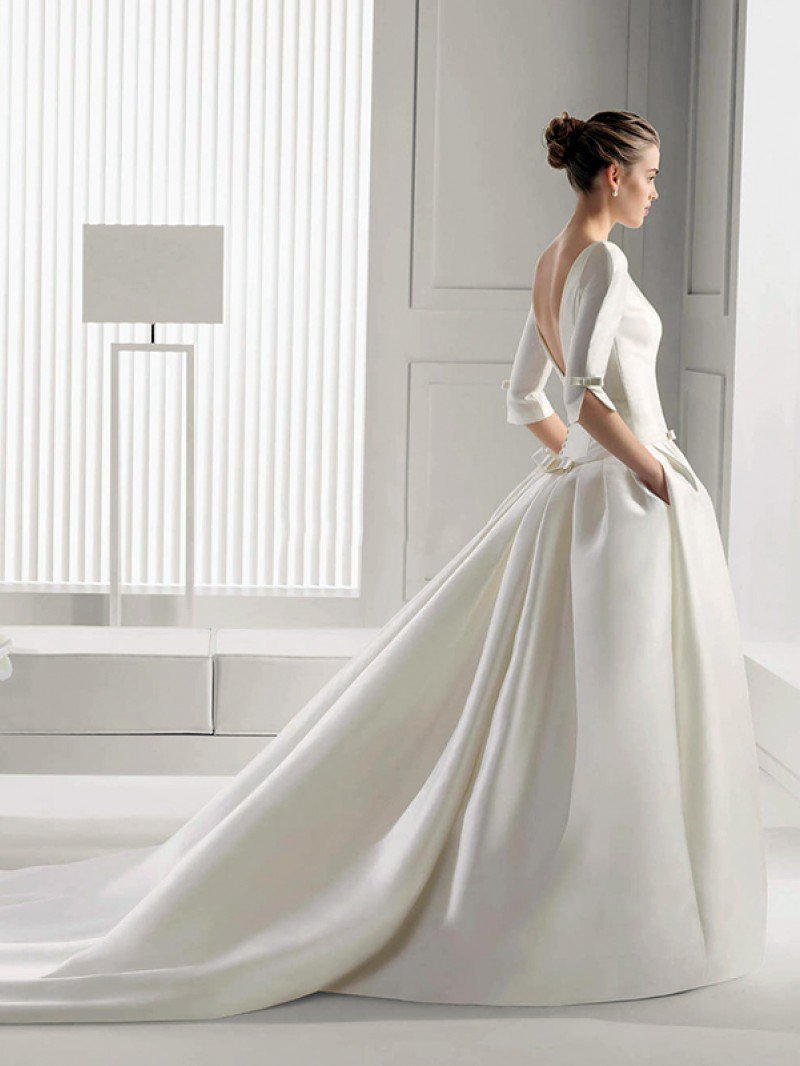 Свадебное платье с вырезом